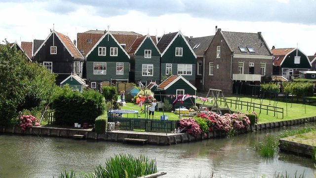 Голландская деревня)