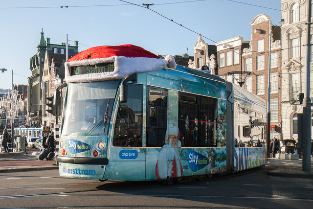 Амстердамский трамвай в шапке Санты